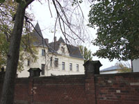 Blick ueber Mauer auf Rueckseite